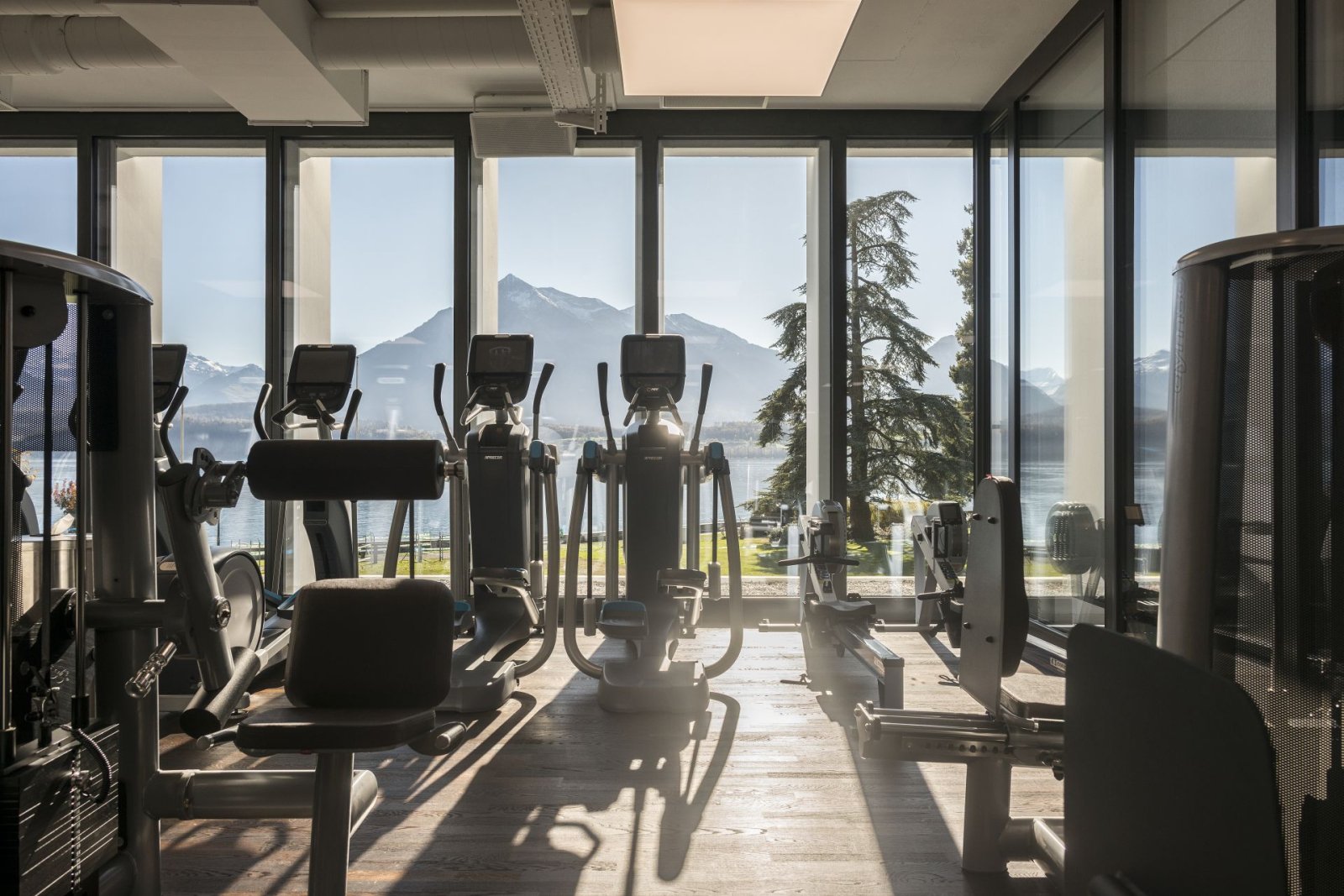 Fitnessraum mit Blick auf den Thunersee, Fitnesspark Hallenbad Oberhofen Fitnessraum mit Blick auf den Thunersee, Fitnesspark Hallenbad Oberhofen