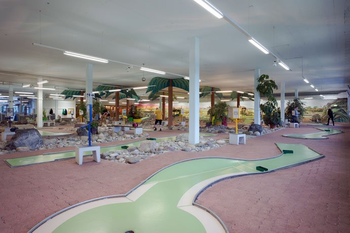 Blick auf die Anlage des Indoor-Minigolfs im Sportzentrum Grindel in Bassersdorf