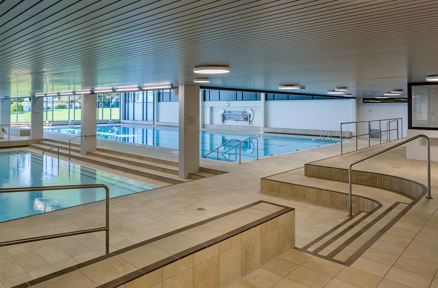 Eingangsbereich mit Blick auf das Hallenbad, Fitnesspark Hallenbad Oberhofen Eingangsbereich mit Blick auf das Hallenbad, Fitnesspark Hallenbad Oberhofen